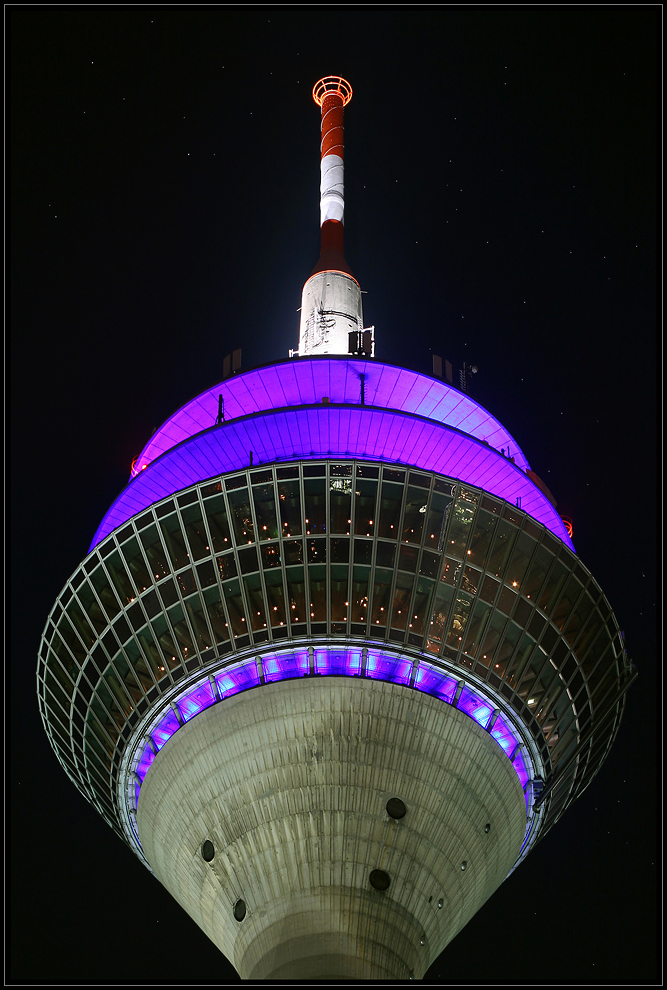 Der Düsseldorfer Rheinturm 