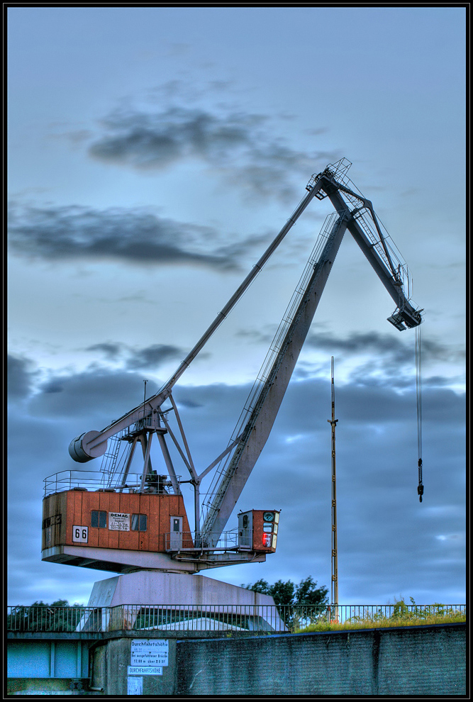 Kran in Nähe des Düsseldorfer Medienhafen