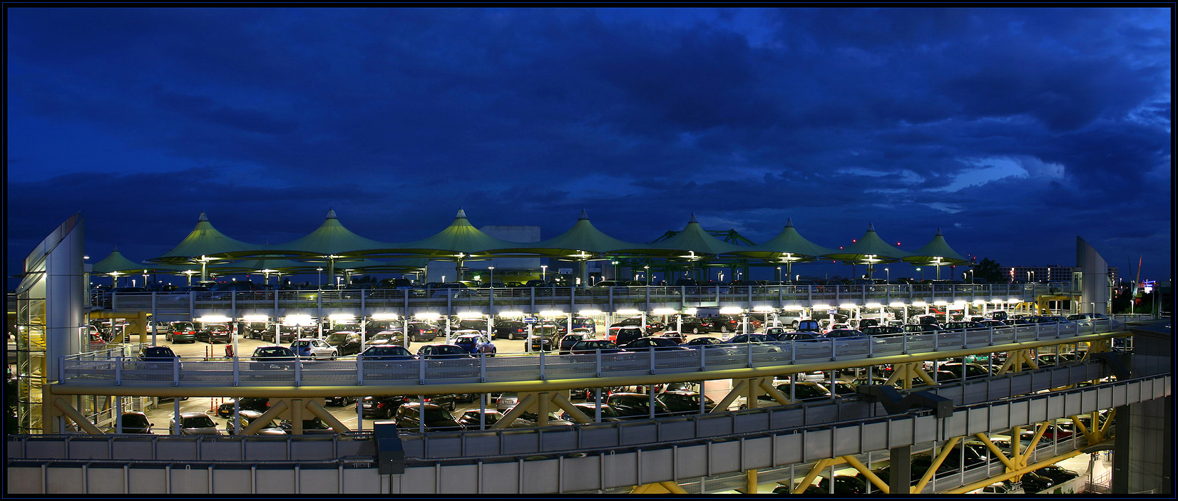 P4 Parkplätze - Düsseldorf Flughafen (Panorama-Aufnahme) 