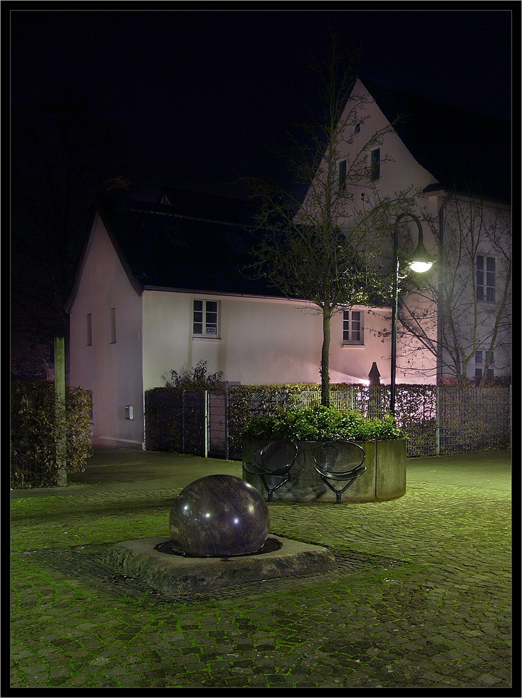 Düsseldorf Gerresheim - Platz mit der Kugel