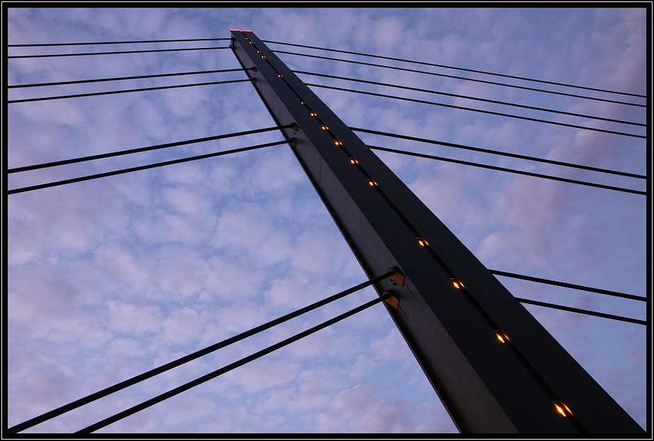 Der Pylon der Rheinkniebrücke in Düsseldorf 