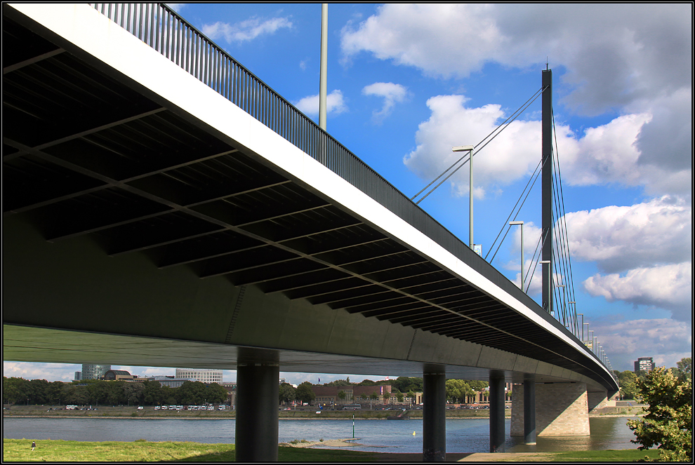 Duesseldorf - Oberkasseler Brücke