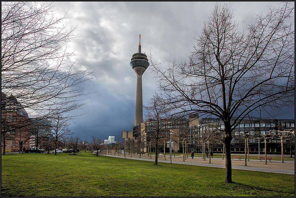 Entlang der Rheinuferpromenade 