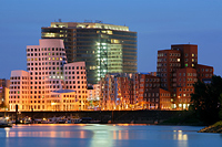 Gehry-Bauten und Stadttor in Düsseldorf #2