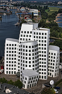 Tanzenden Bürotürme - Weißes Gehry Haus